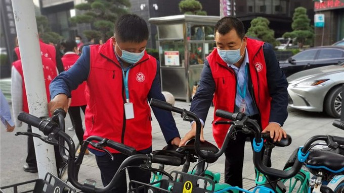 甘肅文旅集團(tuán)志愿者參加廣后街社區(qū)“整治共享單車亂停亂放”活動